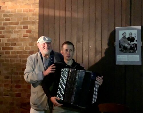 Michael Becker und Akkordeonspieler Andriy Lesunenko.